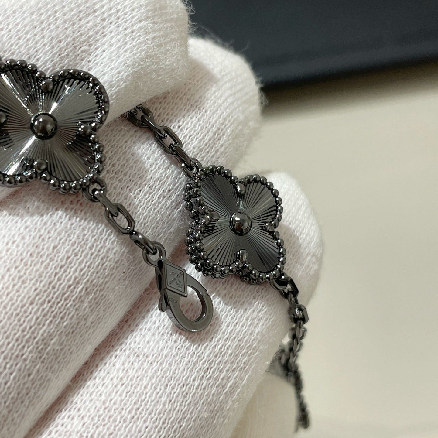 [baslovejewels]CLOVER 5 MOTIF BLACK BRACELET