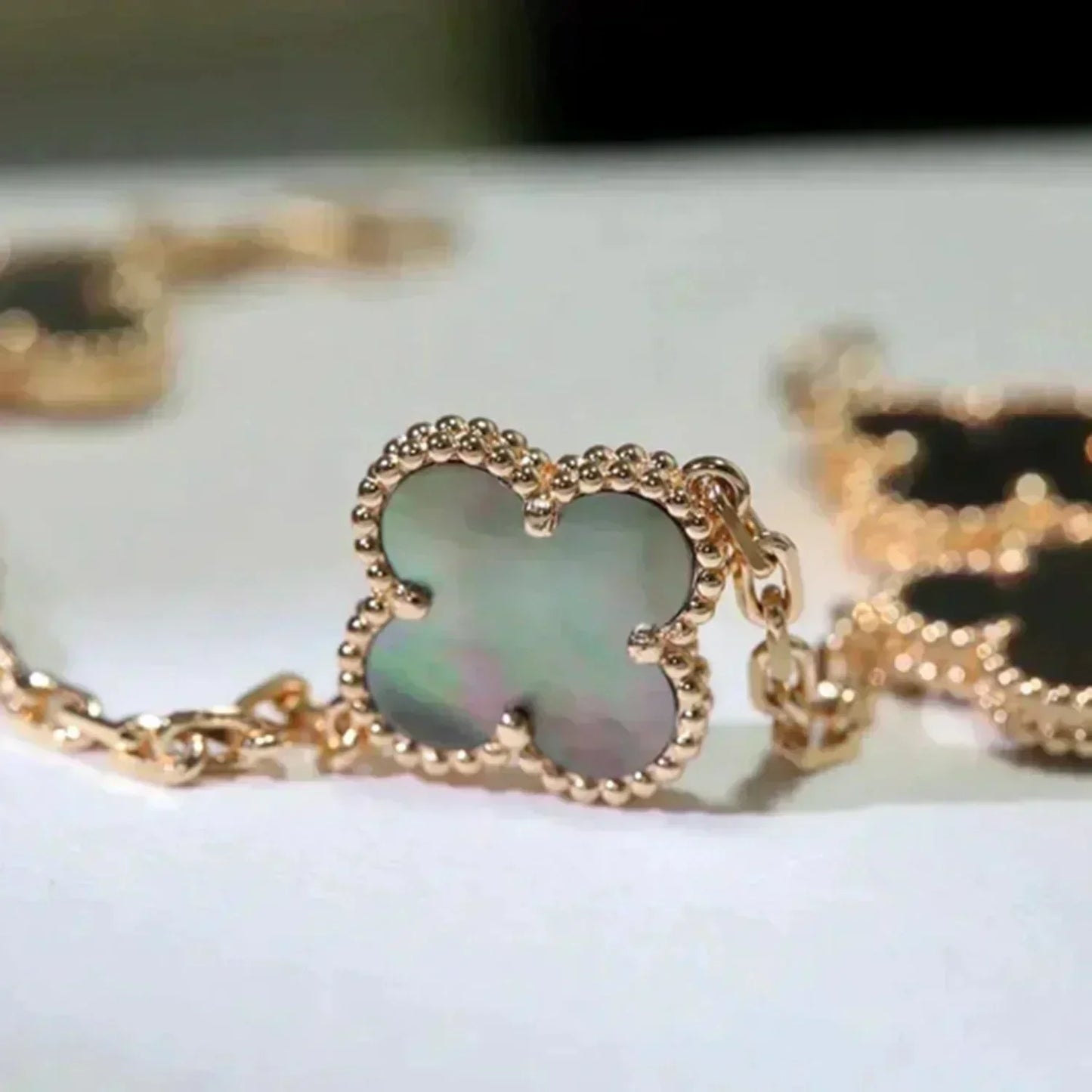 [baslovejewels]CLOVER 5 MOTIF GRAY MOP  BRACELET