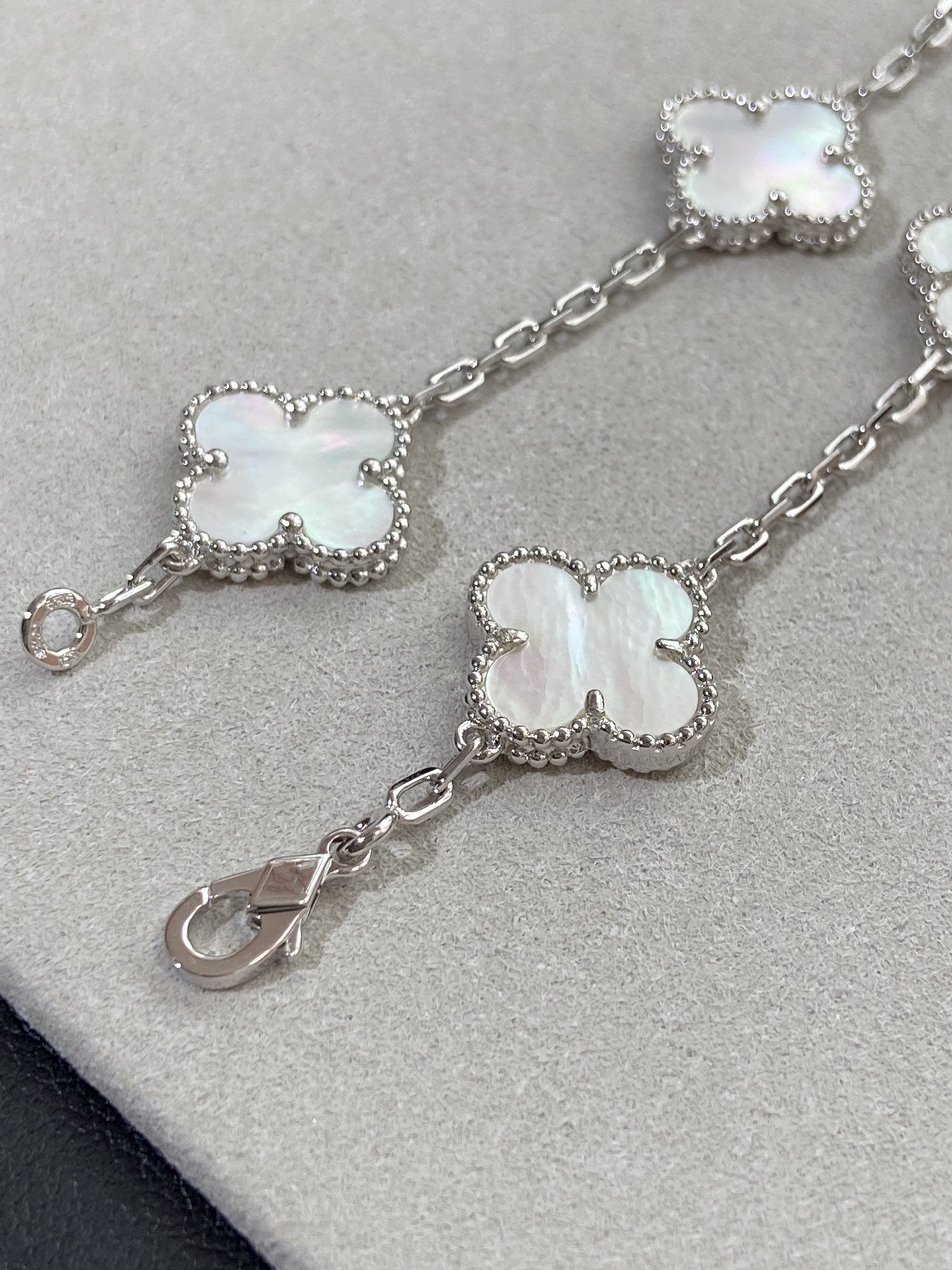 [baslovejewels]CLOVER SILVER MOP 5 MOTIF BRACELET