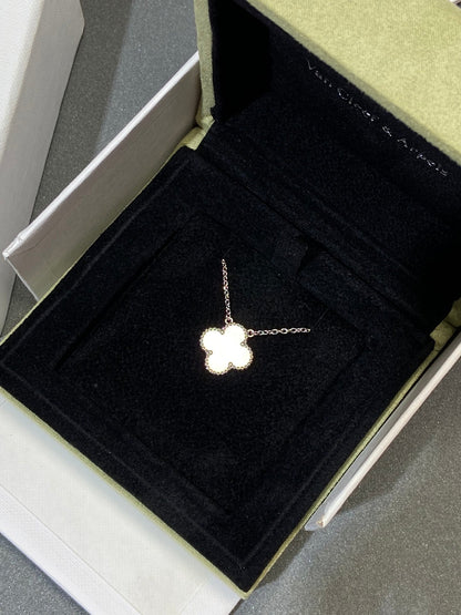 [basloveJW]CLOVER MEDIUM SILVER WHITE MOP NECKLACE