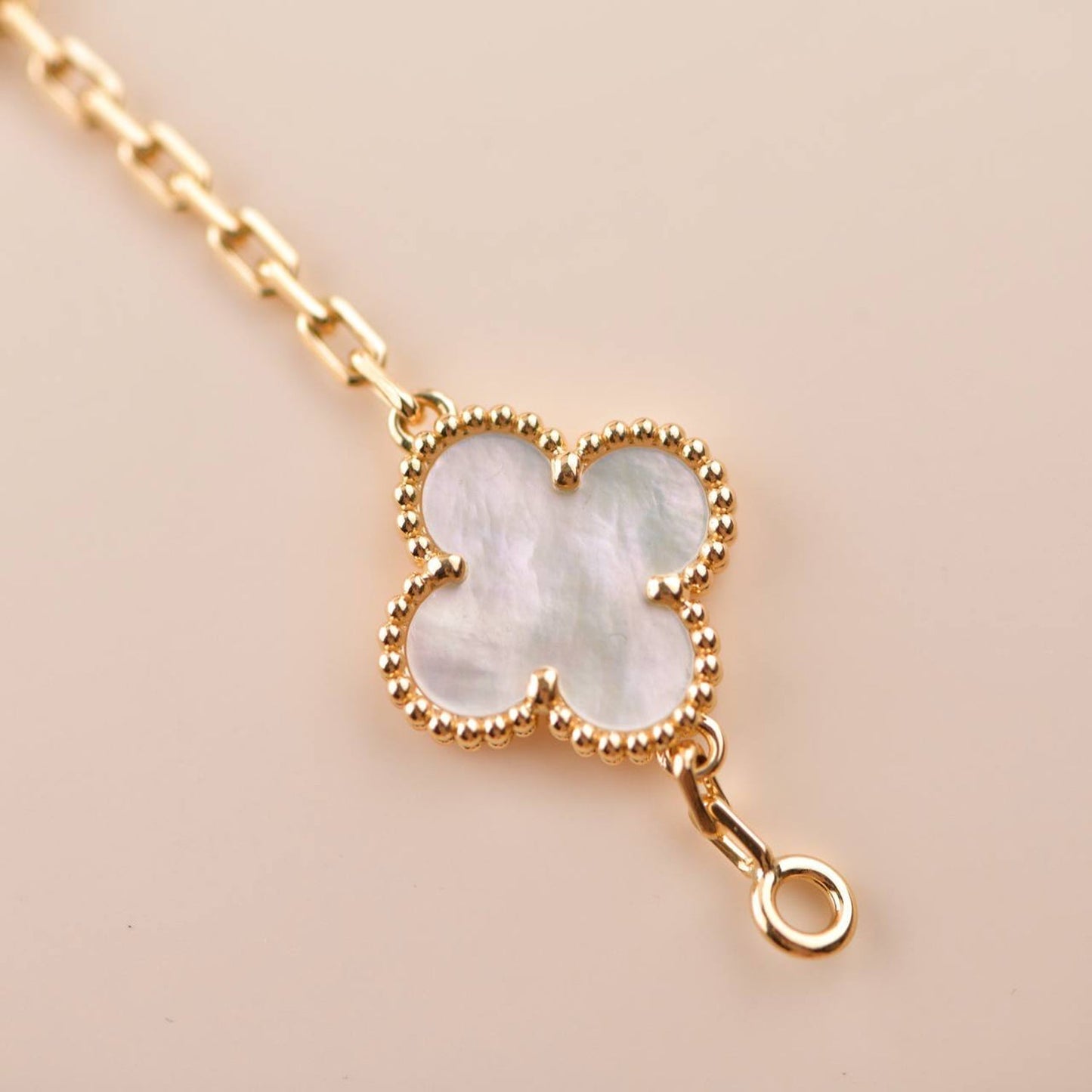 [baslovejewels]CLOVER  5 MOTIF WHITE MOP BRACELET